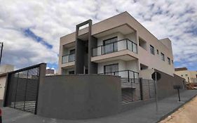 One 360 - Design Industrial - Ap para casais e família - 2 quartos com ar